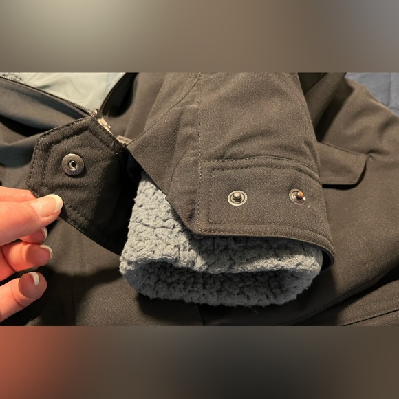 Women’s black Royal Robbins winter coat. - Picture 9 of 11